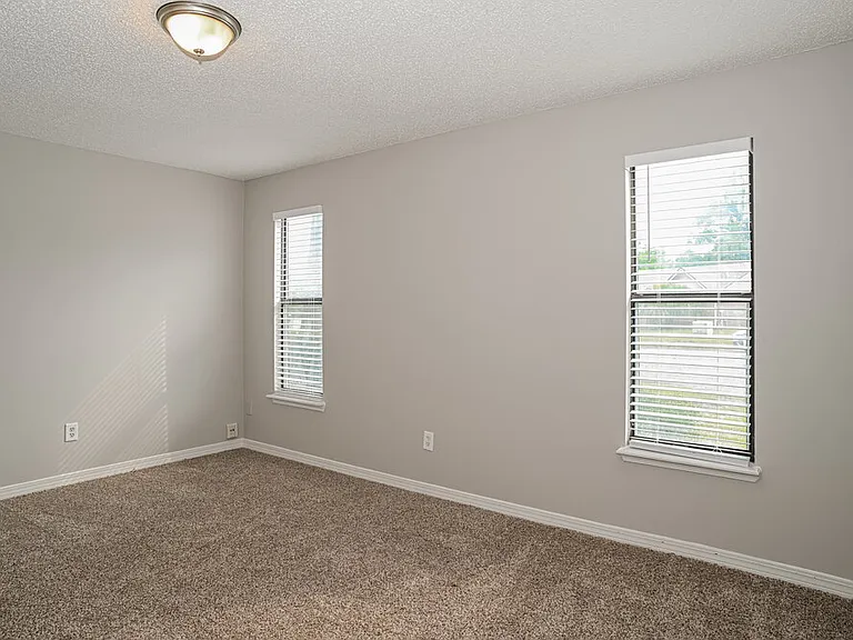 6221 Alfredo Dr W — Photo 11