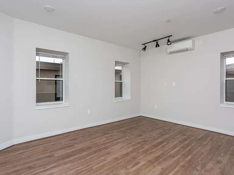 815 Park Ave — Photo 22