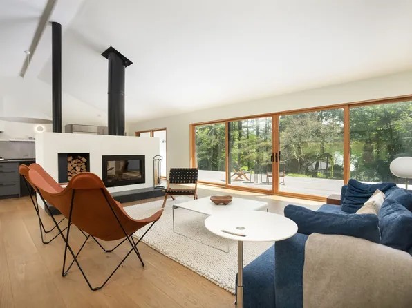 37 Canterbury Ln, Lakeville, CT 06039