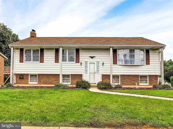 7 Crestline Dr, Manchester, PA 17345