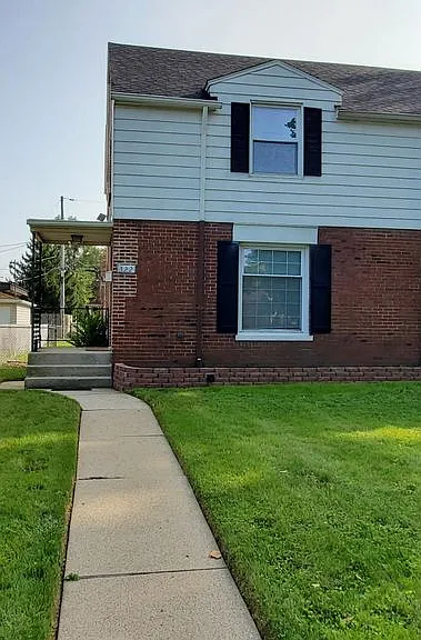322 Beacon Pl — Photo 2