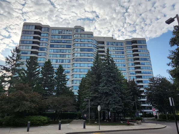 120 Promenade Cir #910, Vaughan, ON L4J 7W9