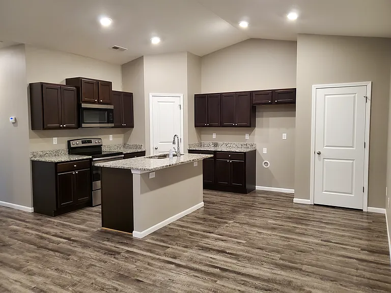 414 S Longbranch Dr — Photo 2
