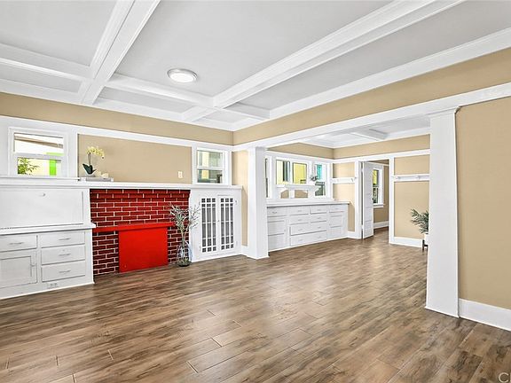 4th image of 810 N Benton Way