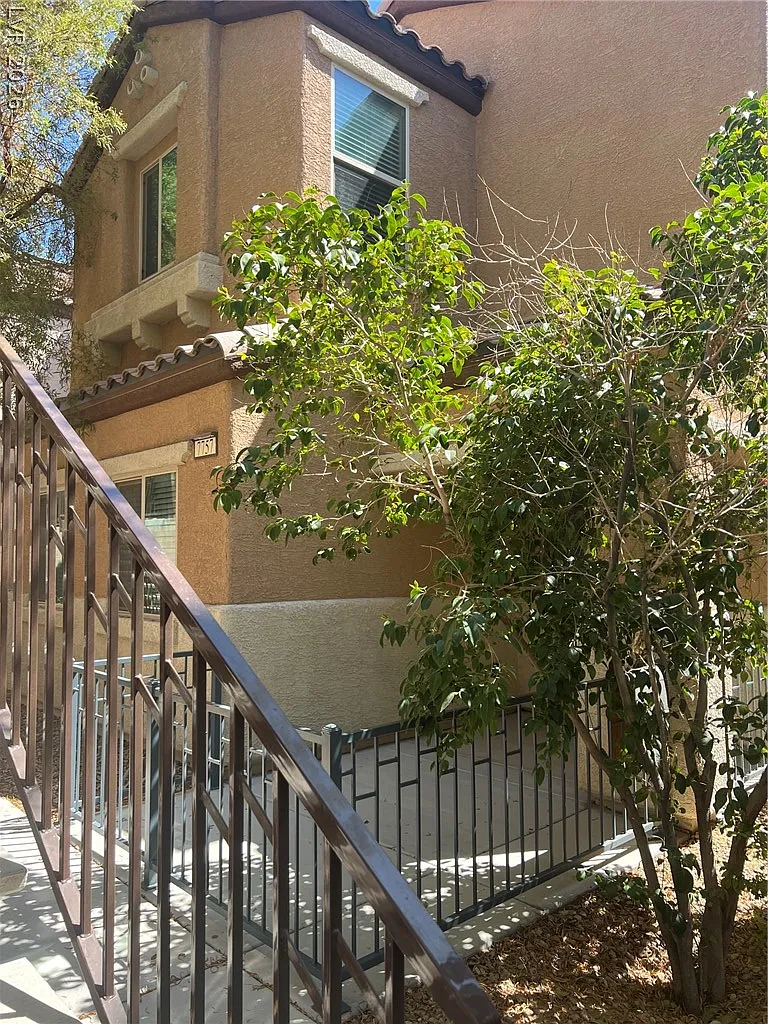 3 bed, 2.5 bath, 1642 sqft, $2,100 — Photo 2