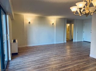 10 N Wood Ave, Linden, NJ 07036