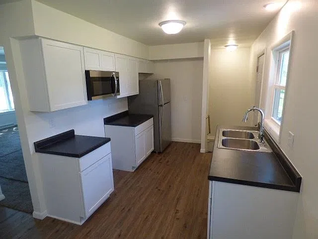 3 bed, 1.0 bath, 1080 sqft, $1,850 — Photo 2
