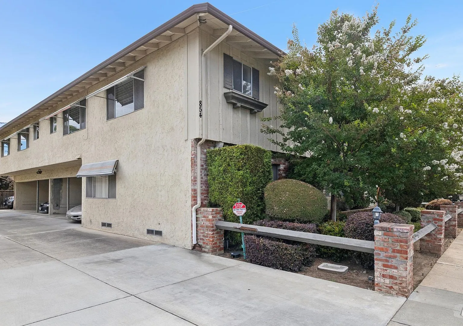 Fremont 854 — Photo 1