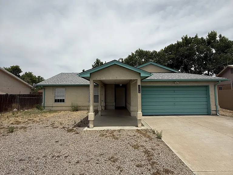1140 SE Elm Ct — Photo 2