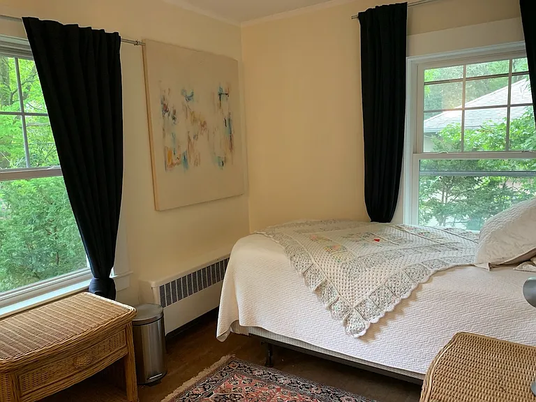 Small bedroom (not listed)