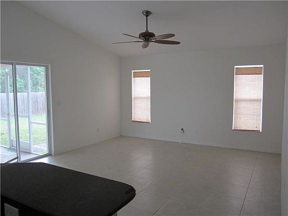 3rd image of 207 SE Village Dr