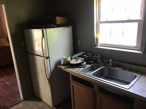 2nd image of 1822 Carlton St