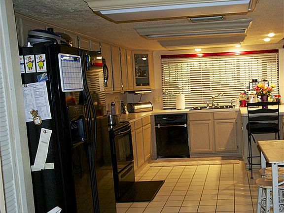 Great kitchen with update black appliances.