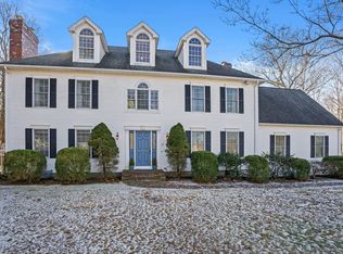 3 Squire Hl, Old Lyme, CT 06371