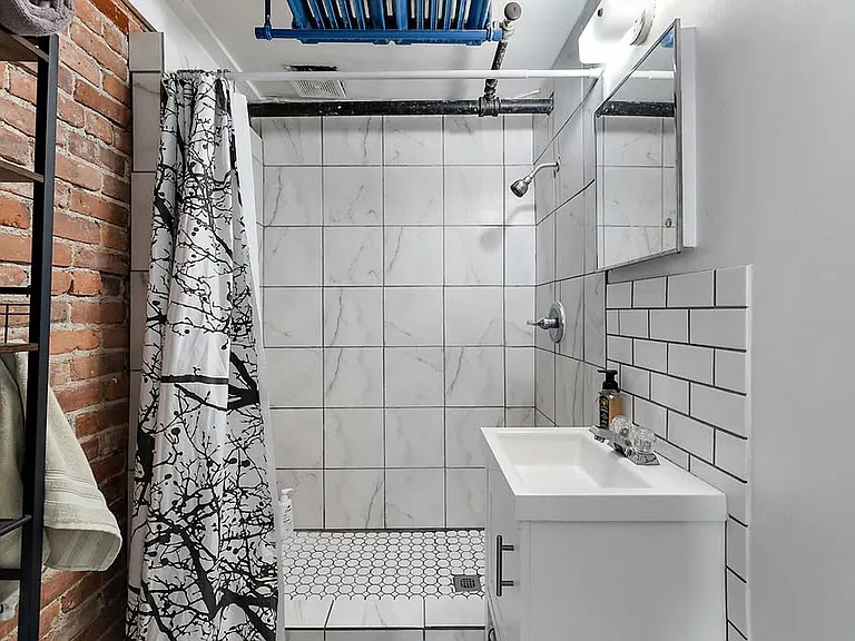 405 E 6th St #6 — Photo 13