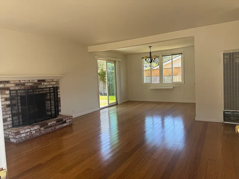 904 Crespi Dr — Photo 2