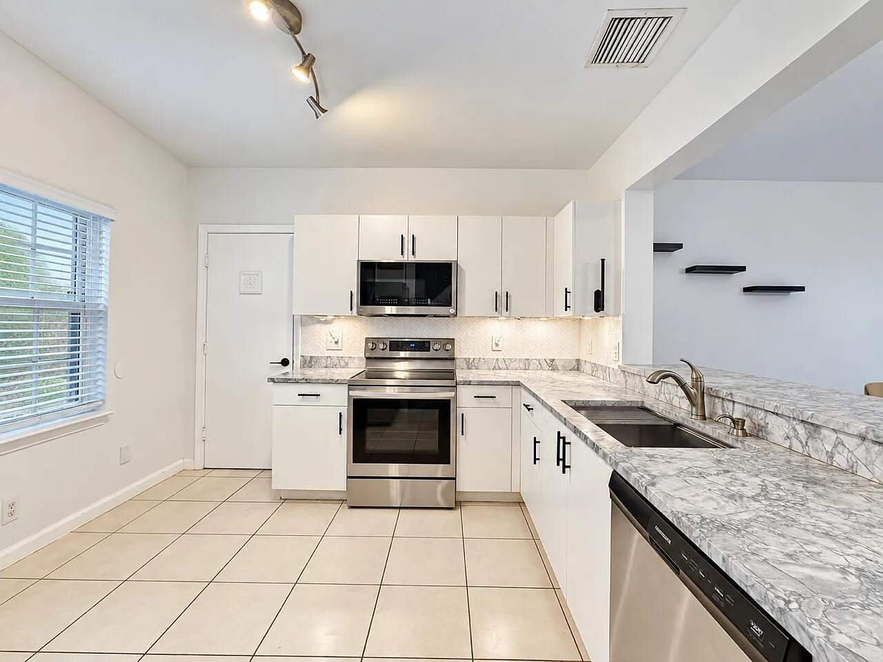 2 bed, 2.5 bath, 1381 sqft, $2,900 — Photo 3