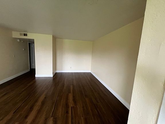 4th image of 1954 Country Club Ct APT A