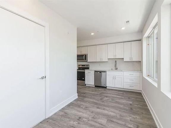 2nd image of 1829 E Sergeant St #4