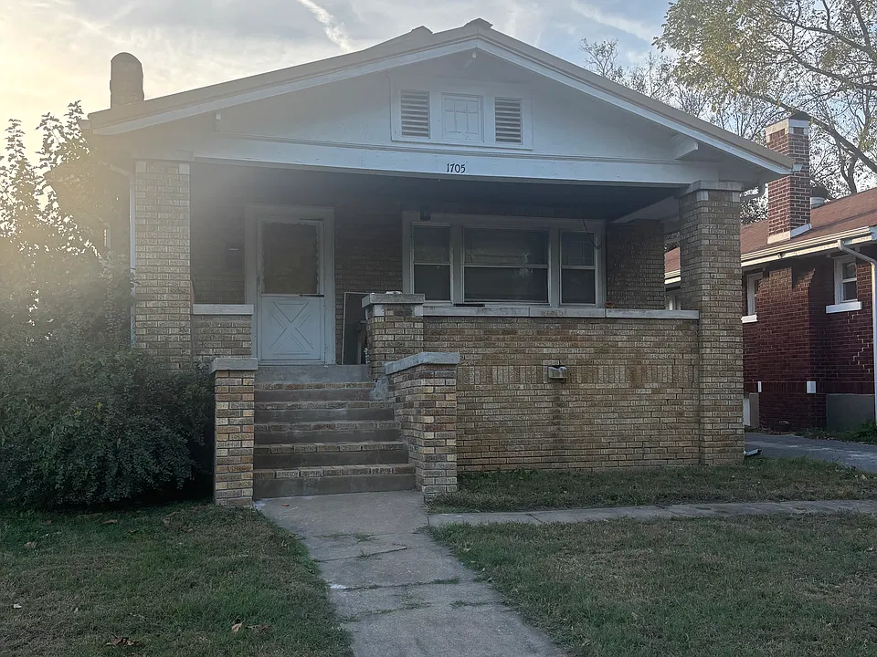 1705 N Summit Ave