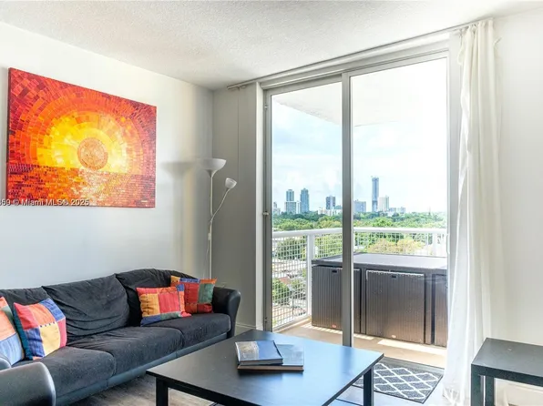 900 SW 8th St APT 710, Miami, FL 33130