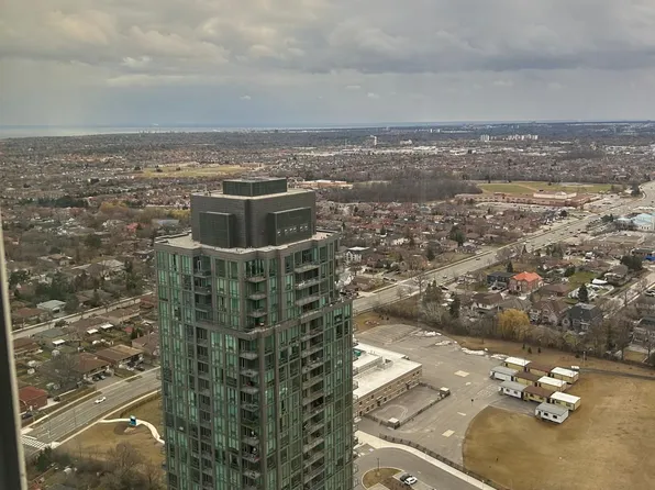 30 Elm Dr W #3808, Mississauga, ON L5B 0N6