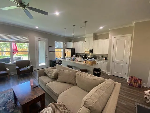 4 bed, 4.5 bath, 1850 sqft, $4,400 — Photo 3