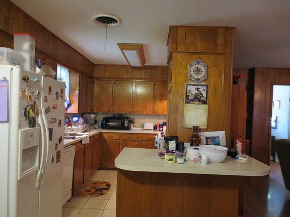 3rd image of 102 Nelson St