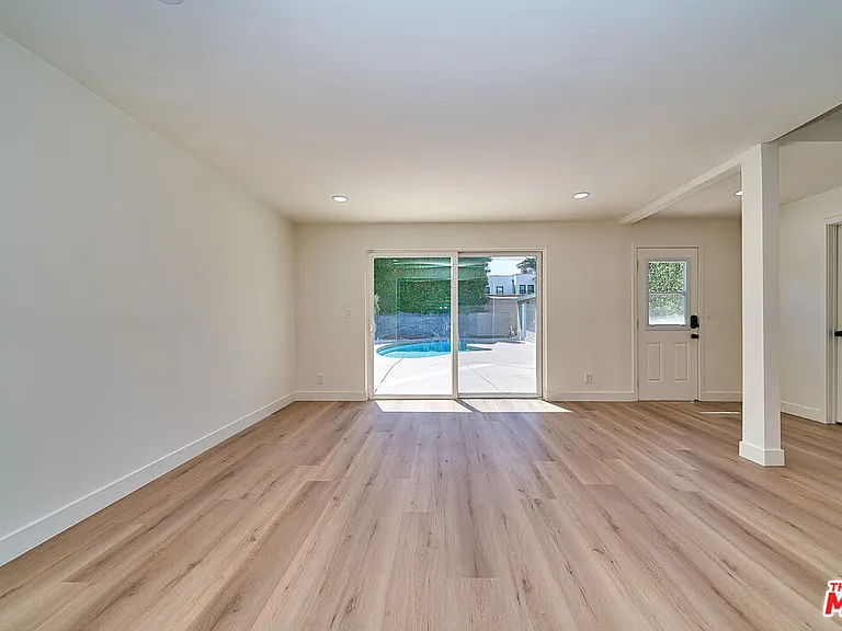 347 S Highland Ave — Photo 11