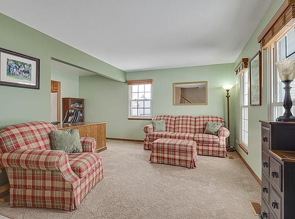 5th image of 212 Sprucewood Ct