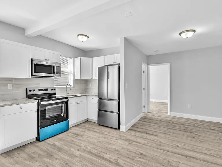 1142 SW 4th St #10 — Photo 1