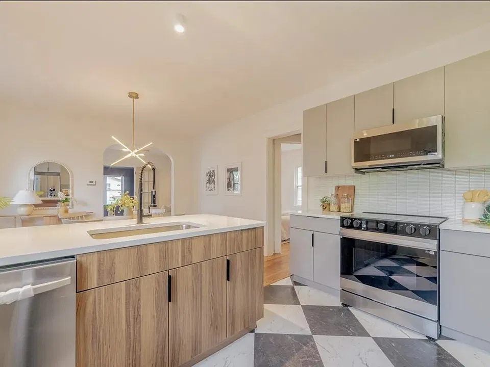 314 Brooks Kitchen area pic2