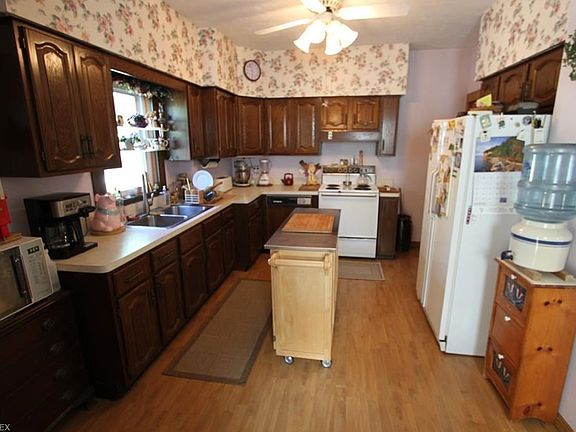 4th image of 1821 E 290th St