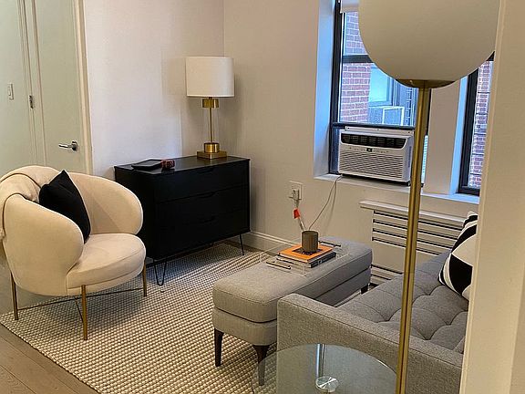 4th image of 915 W End Ave #1006