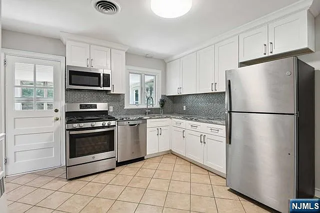 990 Washington Ave — Photo 6
