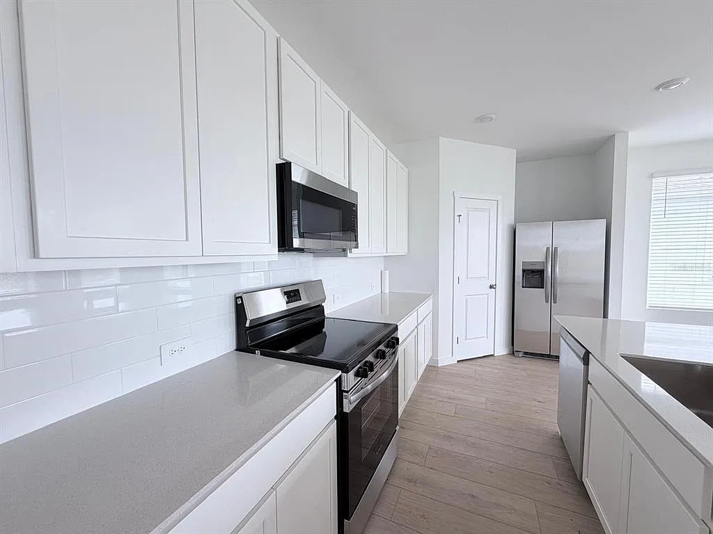 4 bed, 2.0 bath, 1872 sqft, $2,300 — Photo 2