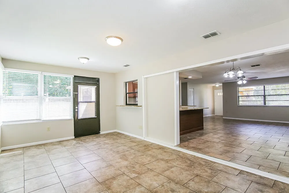 3 bed, 2.0 bath, 1600 sqft, $1,910 — Photo 3