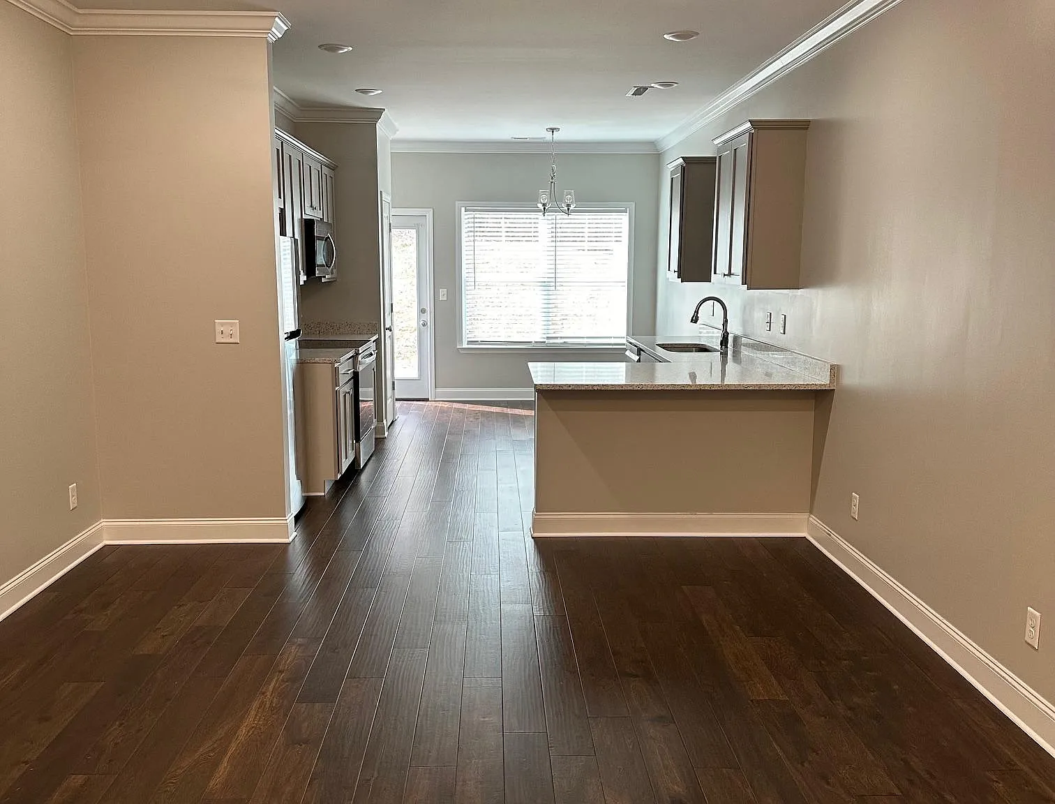 580 Bellingham Dr NE — Photo 2