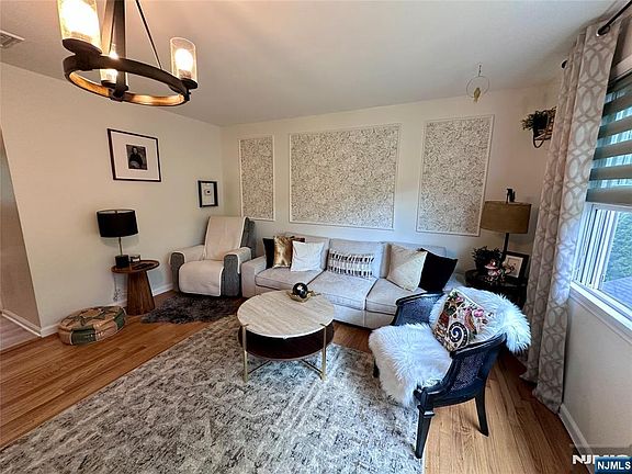 5th image of 13 Oak St