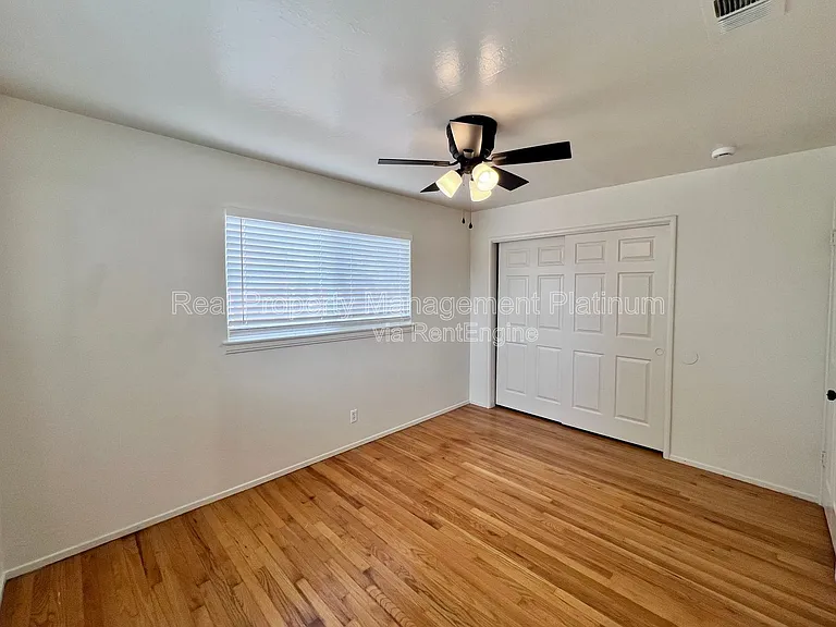 4467 N Van Dyke Ave — Photo 10