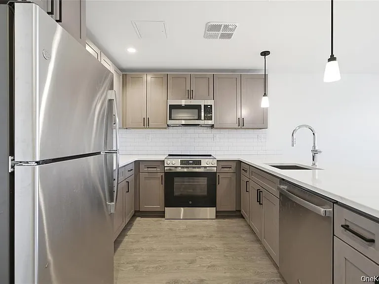 180 Deer Park Ave #207 — Photo 9