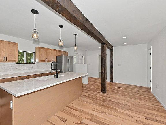5th image of 632 W Wisconsin AVENUE
