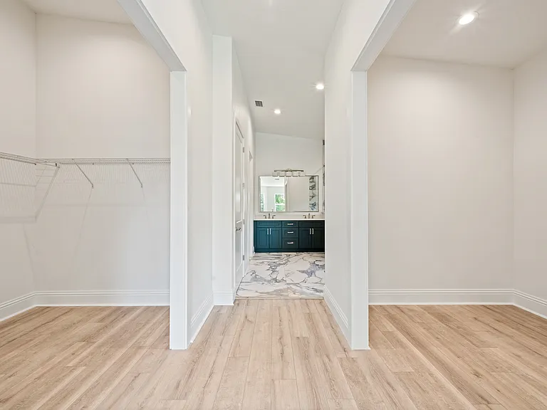 1033 Hammock Cir — Photo 8