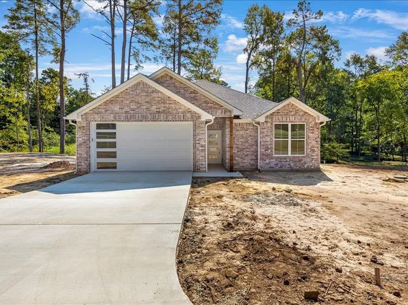 1674 Russell Dr, Longview, TX 75602