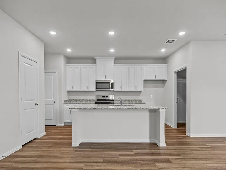 900 Portina Dr — Photo 10