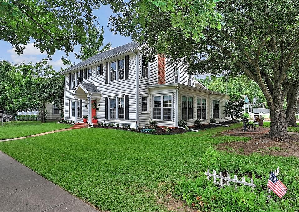 1st image of 605 W Belden St