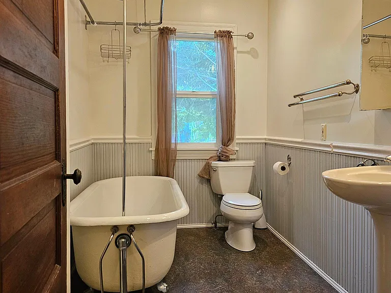 309 NE Graham St #A — Photo 24