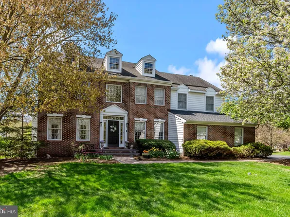 2029 Farmview Dr, Newtown, PA 18940