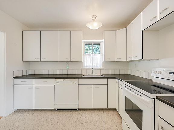 3rd image of 2765 Fernwood Rd