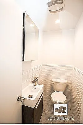 Rented by Jonis Realty | media 8